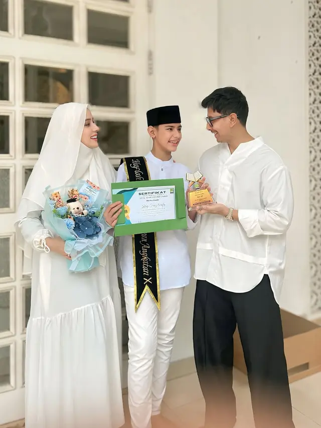 6 Potret King Faaz Wisuda Juz 28 Jelang Idul Adha, Fairuz dan Sonny Septian Bangga