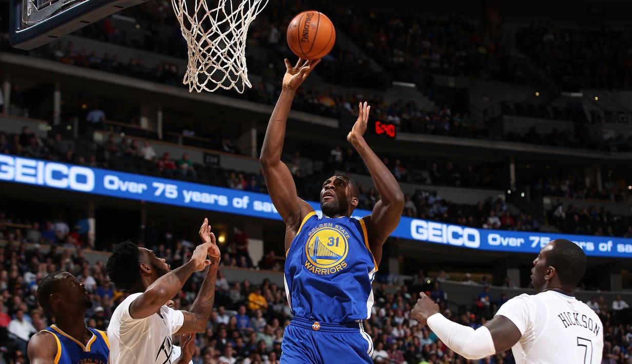 Pemain Golden State Warriors, Festus Ezeli #31 melakukan tembakan saat dihadang para pemain Denver Nuggets pada lanjutan NBA 2015-2016 di Pepsi Center, Minggu, (23/11/2015) (AFP Photo/ Doug Pensinger/Getty Images/AFP)