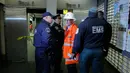 Petugas kepolisian dan pemadam kebakaran mendatangi lokasi tergelincirnya satu rangkaian kereta komuter Long Island Rail Road (LIRR) di Brooklyn Atlantic Terminal, New York, Rabu (4/1). Insiden itu melukai lebih dari 100 orang. (AFP PHOTO/Kena Betancur)