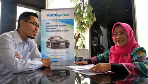 Ada pemandangan yang tidak biasa di kantor cabang BCA Syariah. Nasabah mendapat kejutan dan pelayanan istimewa