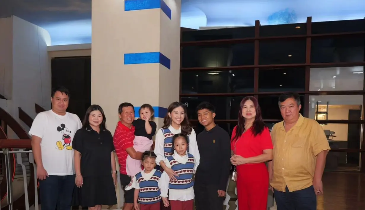 Sementara Sarwendah, Thalia, dan Thania tampil kembaran pakai kemeja, knit vest, dan long pants, Bertrand tampil kasual dengan loungewear serba hitamnya. [@sarwendah29]