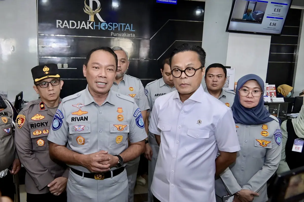 Direktur Utama Jasa Raharja Rivan A. Purwantono bersama Wakil Menteri BUMN Dony Oskaria, dan Direktur Operasional Jasa Raharja, Dewi Aryani Suzana, menjenguk pasien yang tengah dirawat di Radjak Hospital.