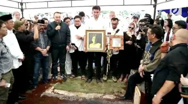 Jenazah Sys NS tiba di rumah duka di kawasan Kemang Timur, Jakarta Selatan. Setibanya di rumah duka, jasad Sys NS langsung disalati oleh para kerabat dan keluarga. Usai disalatkan, jenazah langsung dibawa ke TPU Jeruk Purut untuk dikebumikan. 