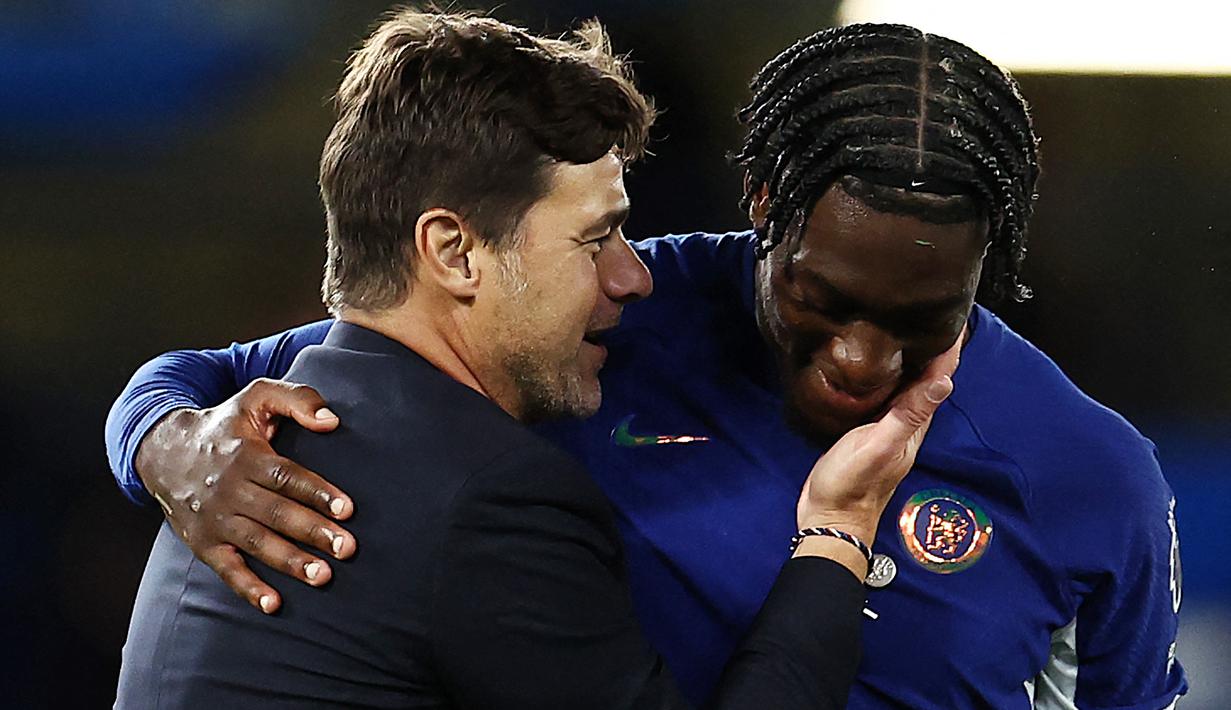 Pelatih Chelsea, Mauricio Pochettino, berbincang dengan Axel Disasi setelah laga melawan Luton Town di Stadion Stamford Bridge pada laga pekan ketiga Premier League, Sabtu (26/8/2023). The Blues menang dengan skor 3-0. (AFP/Henry Nicholls)
