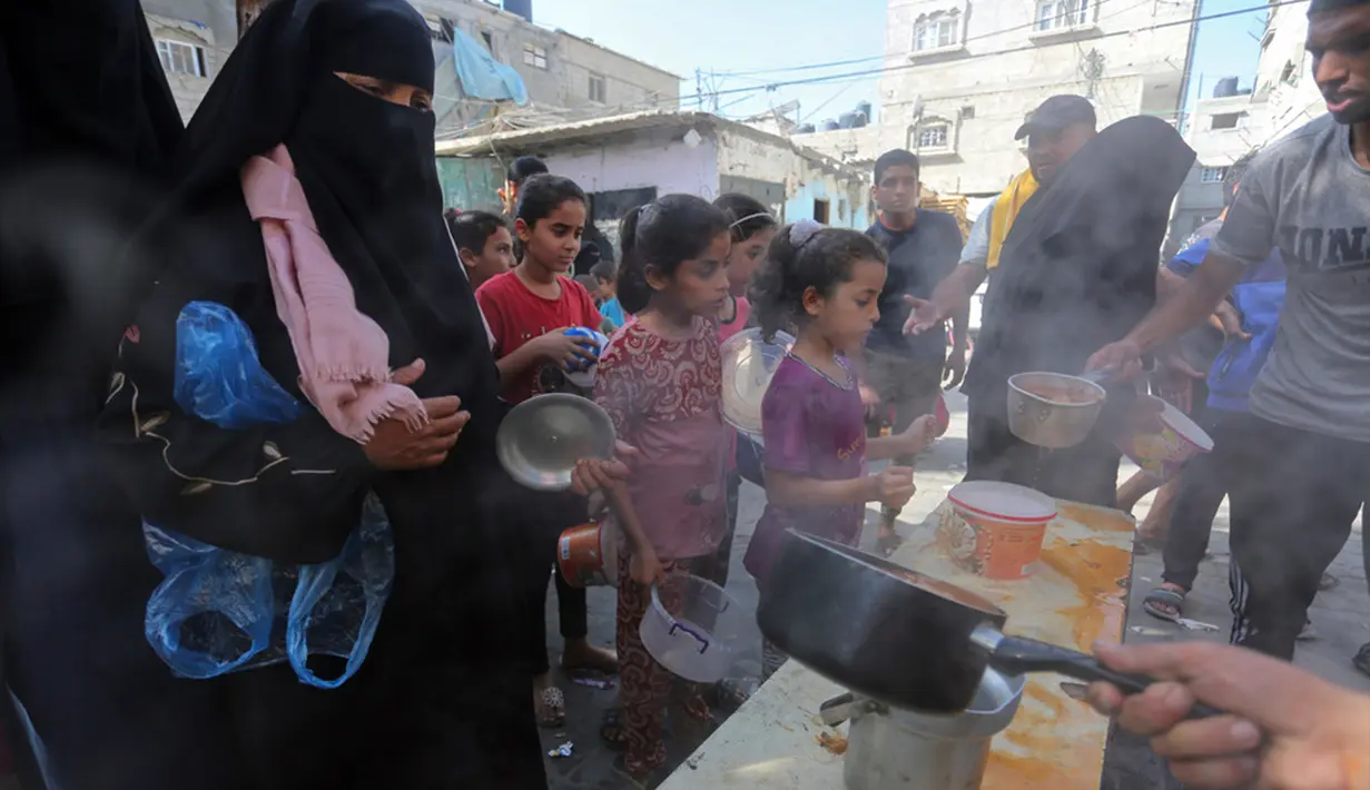 Badan PBB itu juga menyebut saat ini tidak ada toko roti yang beroperasi di Kota Gaza dan Gaza utara, karena distribusi makanan hampir dihentikan sepenuhnya selama beberapa hari terakhir imbas meningkatnya eskalasi oleh Israel. (AP Photo/Hatem Ali)