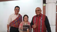 Keluarga Besar Maumere Jakarta Raya (KBM Jaya) saat menerima buku tentang Frans Seda dari Penerbit Gramedia Pustaka Utama, Selasa (28/3/2023).