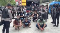 Pasukan gabungan menggelar operasi di kawasan dikenal sebagai salah satu kampung rawan narkoba. (Dok. Istimewa)