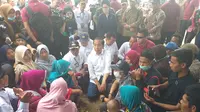 Presiden Joko Widodo atau Jokowi mengunjungi wilayah Kecamatan Rajabasa, Lampung Selatan. Wilayah ini adalah salah satu yang diterjang tsunami Selat Sunda. (dok. Merdeka.com)
