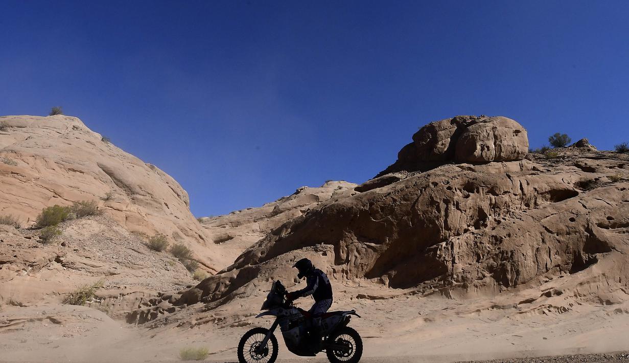 Seorang pebalap melintasi daerah perbukitan yang tandus pada etape ke-10 Rally Dakar 2017 antara Chilecito dan San Juan  di Argentina (12/1/2017). (AFP/Franck Fife)