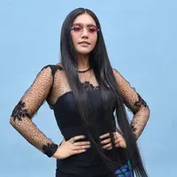 Sudah sejak lama Denada terkenal dengan penmpilannya yang unik dalam berbusana. Namun baru-baru ini ia sering dihujat lantaran pakaiannya yang seksi yang diunggahnya di akun Instagram pribadi Denada. (Nurwahyunan/Bintang.com)