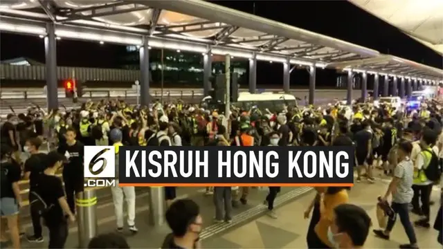 Kericuhan terjadi kembali antara polisi dan demonstran di bandara internasional Hong Kong. Mobil polisi yang melintas sempat diadang, hingga akhirya polisi menangkapi demonstran.