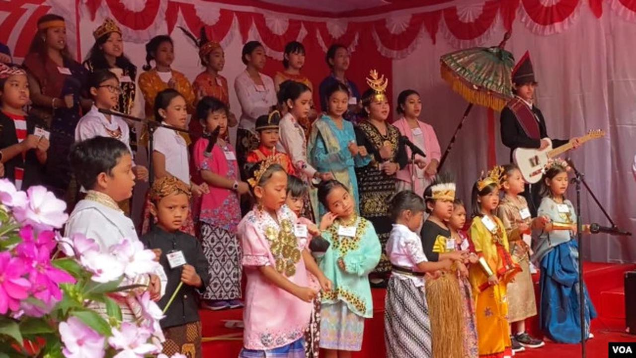 Aubade anak-anak diaspora Indonesia di AS menyanyikan 3 lagu kebangsaan dan 15 lagu daerah usai upacara peringatan HUT ke-77 Kemerdekaan RI (foto: VOA).