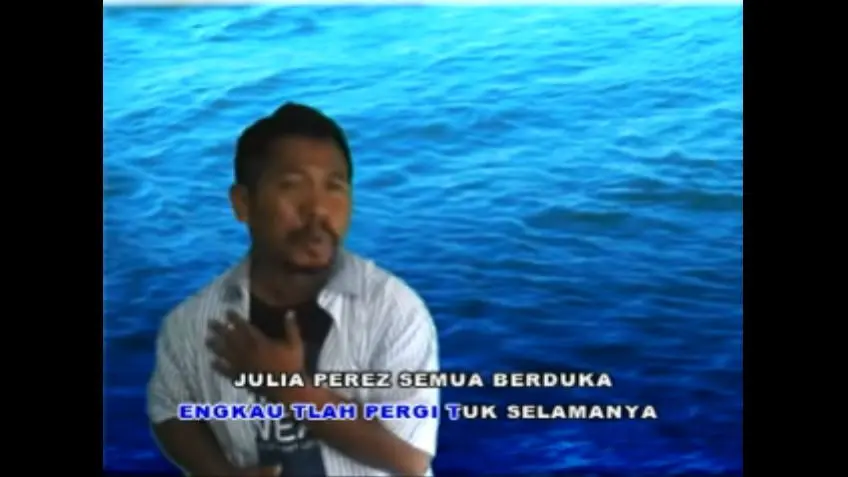 Djalal menyanyikan lagu "Selamat Jalan Jupe" untuk Julia Perez [foto: youtube]