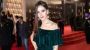 Sutradara dari Suriah, Heba Khaled berpose di karpet merah saat menghadiri upacara penutupan Festival Film Internasional Kairo ke-40, Mesir (29/11).  (AFP-Services/Tony Hage/Ciff)
