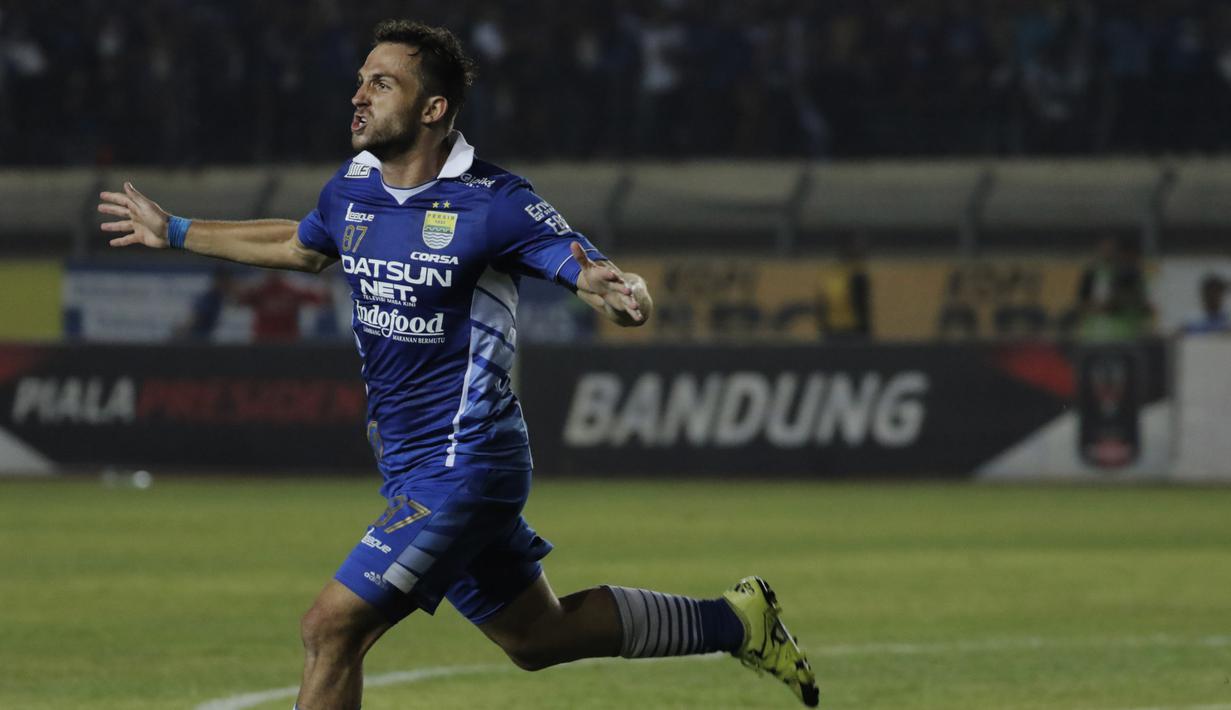 Pemain Persib, Ilija Spasojevic merayakan gol ke gawang Mitra Kukar pada laga leg kedua semi final Piala Presiden di Stadion Si Jalak Harupat, Bandung, Sabtu (10/10/2015). (Bola.com/Vitalis Yogi Trisna)