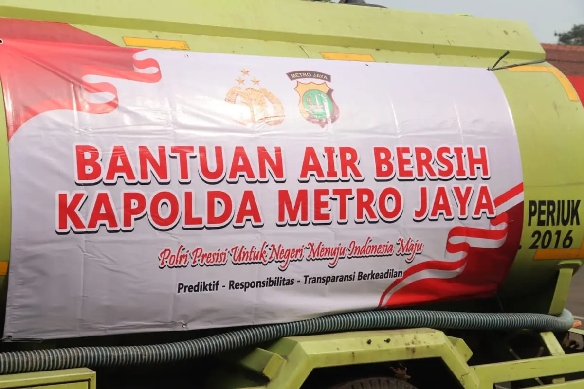 Kapolda Metro Jaya Irjen Karyoto memberi bantuan pendistribusian air bersih ke masyarakat Tangerang di 24 lokasi.