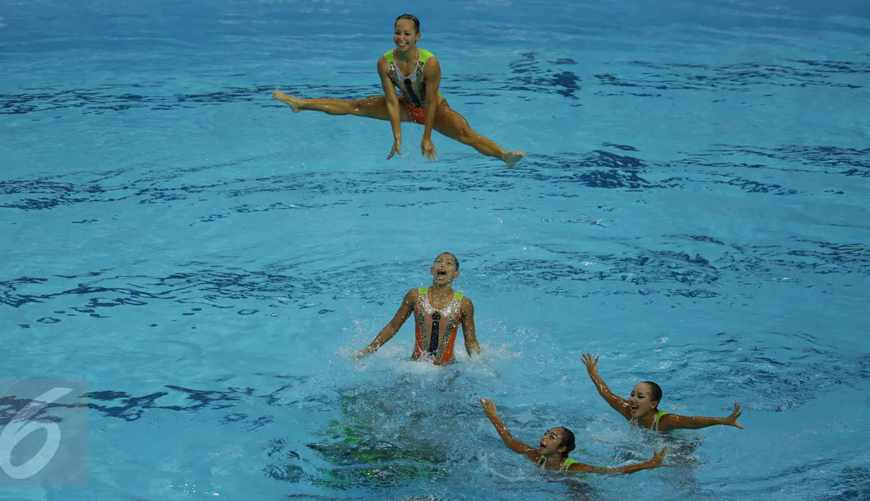 Tim renang indah Indonesia menampilkan atraksi pada Final Renang Indah beregu kategori Free Combination, SEA Games di OCBC Aquatic, Singapura, Kamis (4/6). Tim renang indah Indonesia berhasil menyabet 3 medali perunggu. (Liputan6.com/Helmi Fithriansyah)