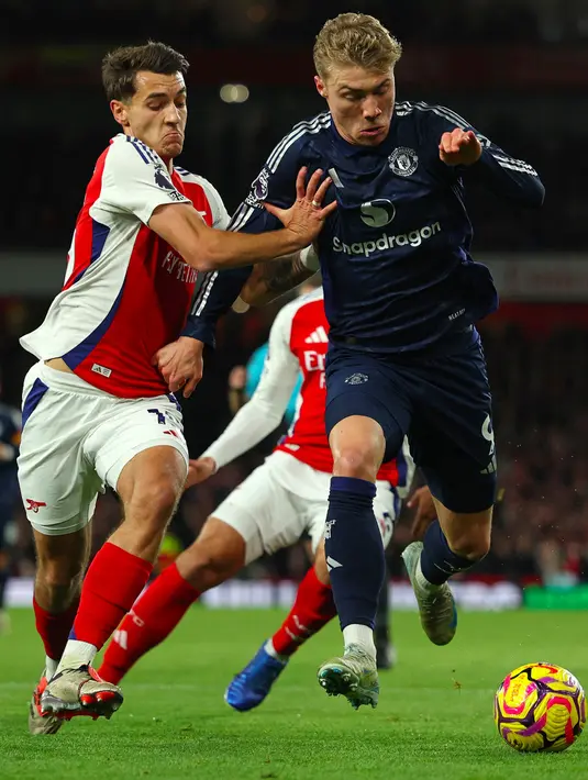 Laga kedua tim berlangsung ketat dan sengit. Hingga akhir babak pertama, Arsenal dan Manchester United bermain imbang 0-0. (Adrian Dennis/AFP)