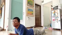 Pelukis Disabilitas Faisal Rusdi. Bandung, 12/2/2021. (Foto: Ade Nasihudin/Liputan6.com).