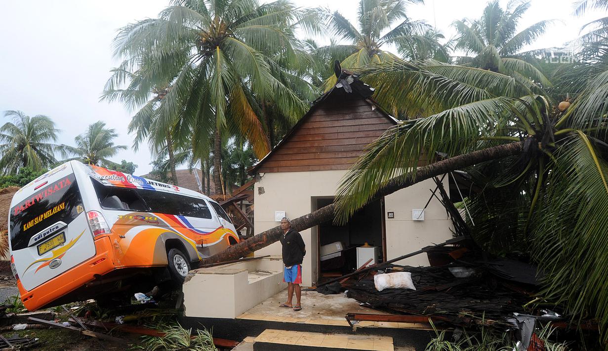 FOTO Terjangan Tsunami  Anyer Seret Mobil Mobil di Tanjung  