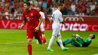 Striker Bayern Muenchen Robert Lewandowski melakukan selebrasi usai mencetak gol pada laga final  Audi Cup 2015, Allianz Arena , Munich , Jerman, Kamis (6/8/2015). Bayern Muenchen menang dengan skor 1-0. REUTERS/Michaela Rehle