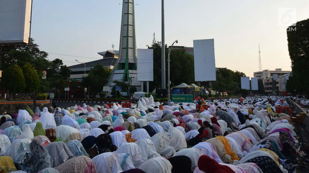 Ribuan Warga Salat Idul Fitri di Simpanglima Semarang