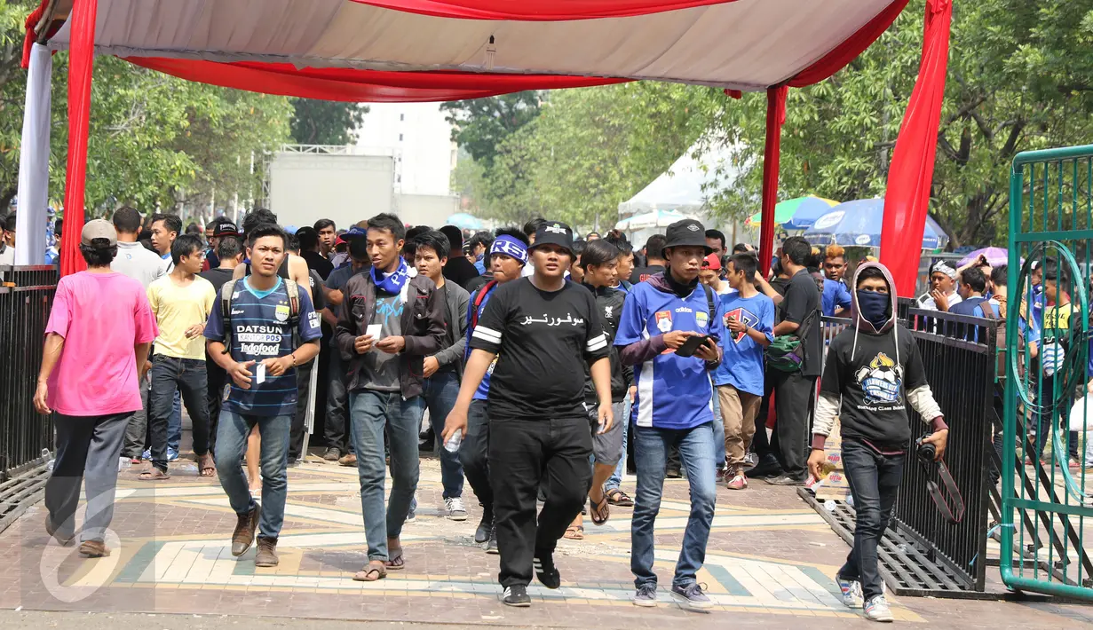 Para pendukung Persib Bandung yang dikenal dengan Bobotoh memasuki kawasan SUGB, Jakarta, Minggu (18/10/2015). Kedatangan Bobotoh untuk mendukung Persib Bandung melawan Sriwijaya FC di Final Piala Presiden 2015 (Liputan6.com/Herman Zakharia)