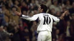 1. Luis Figo. Pemain Portugal ini menanjak saat bersama Barcelona, kemudian dirinya hijrah ke Real Madrid. Pada penghujung karier, pemain yang berposisi di sayap ini lebih memilih Inter Milan daripada harus bermain di Premier League. (AFP/Marc Alex) 