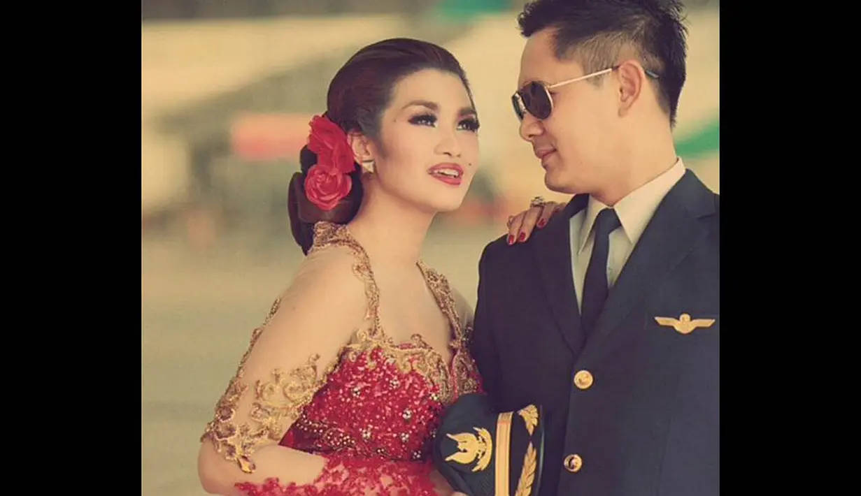 Unsur pesawat pun masuk dalam foto prewedding Fitri Karlina dan Hendra. (instagram.com/fitricarlina)