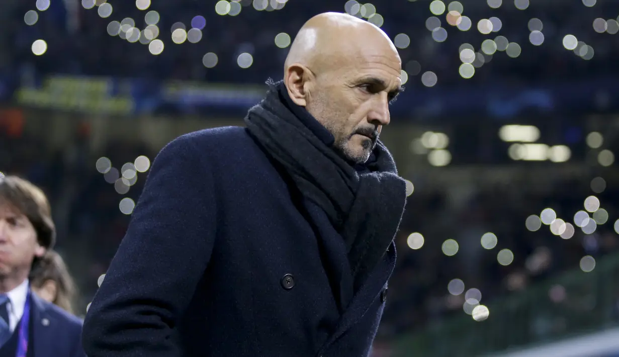 Pelatih Inter Milan, Luciano Spalletti, tampak lesu usai gagal mengalahkan PSV Eindhoven pada laga Liga Champions di Stadion San Siro, Italia, Selasa (11/12). Kedua tim bermain imbang 1-1. (AP/Luca Bruno)