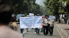 Massa yang tergabung dalam Front Perjuangan Rakyat (FPR)-Indonesia menggelar aksi di Taman Aspirasi, depan Istana Merdeka, Jakarta, Selasa (20/8/2019). Massa mengutuk dan mengecam keras tindasan fasis dan rasis yang dilakukan oleh aparat negara terhadap rakyat Papua. (Liputan6.com/Faizal Fanan)