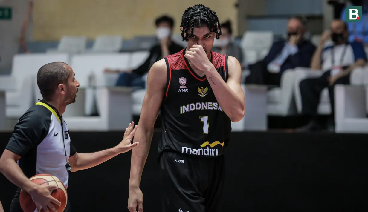 Wasit berusaha melerai Pemain Timnas Basket Indonesia, Derrick Michael Xzavierro (kanan) usai berebut bola dengan pemain Timnas Basket China, Zhai Xiaochuan saat laga playoff perempat final FIBA Asia Cup 2022 di Istora Senayan, Jakarta, Senin (18/07/2022). (Bola.com/Bagaskara Lazuardi)