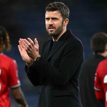 Tambahan tiga poin membuat Manchester United kembali ke peringkat keempat dengan raihan 48 poin. Tampak dalam foto, pelatih interim Manchester United asal Inggris, Michael Carrick, memberikan tepuk tangan kepada para penggemar setelah pertandingan pekan ke-27 Liga Primer Inggris 2025/2026 melawan Everton di Stadion Hill Dickinson, Liverpool, barat laut Inggris, Senin 23 Februari 2026 waktu setempat atau Selasa 24 Februari 2026 dini hari WIB. (Paul ELLIS/AFP)