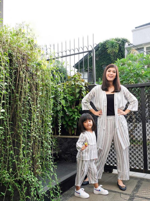 7 Gaya Raya Kohandi dan Putrinya Pakai Baju Kembar Ini Stylish Banget