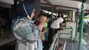 Peziarah saat meminum air dari gentong peninggalan Sunan Kalijaga di Desa Kadilangu, Demak, Jawa Tengah, Selasa (29/3/2022). Setelah sempat ditutup akibat pandemi Covid-19, makam salah satu Wali Songo tersebut ramai didatangi peziarah sebagai tradisi jelang Ramadhan. (merdeka.com/Iqbal S Nugroho)