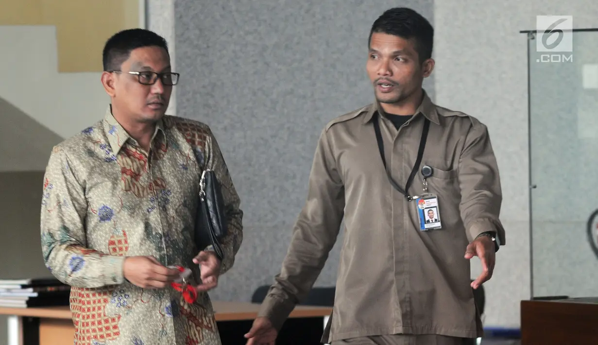 Mantan anggota DPR periode 2009-2014, Abdul Malik Haramain usai diperiksa di KPK, Jakarta, Senin (9/7). Politisi PKB ini diperiksa sebagai saksi untuk tersangka Markus Nari terkait kasus dugaan korupsi proyek pengadaan E-KTP. (Merdeka.com/Dwi Narwoko)