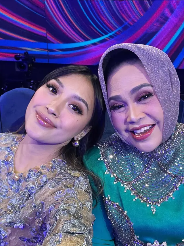 6 Potret Hetty Koes Endang dan Afifah Yusuf di Lagu 'THR', Kolaborasi Hangat Ibu-Anak