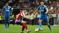 Gelandang Juventus, Cristiano Ronaldo, berusaha melewati bek Atletico Madrid, Kieran Trippier, pada laga ICC di Stadion Solna, Stockholm, Sabtu (10/8). Atletico menang 2-1 atas Juventus. (AFP/Erik Simander)