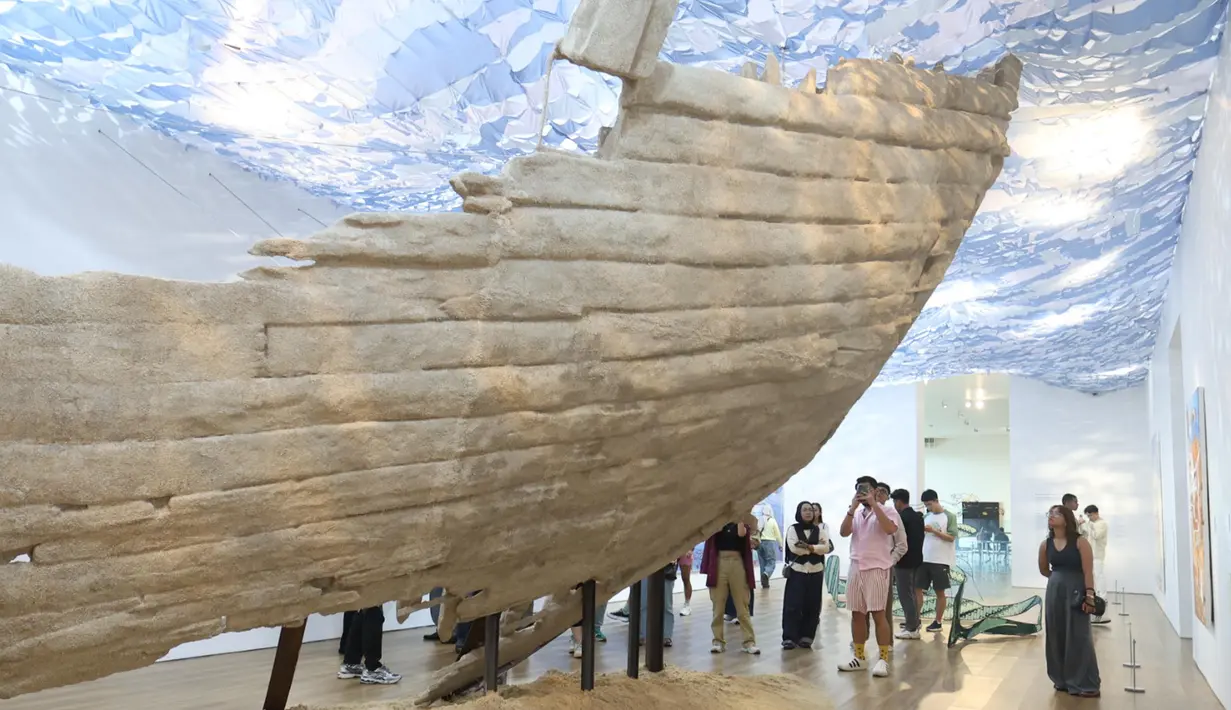 Beberapa anggota komunitas KapalagiClub menyaksikan materi pameran seni di Museum Macan, Jakarta, Sabtu (23/8/2025). (Kapanlagi.com/Budy Santoso)