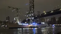 Sebuah kapal pelatihan Angkatan Laut Meksiko yang bertiang, Cuauhtemoc, terdampar setelah bertabrakan dengan Jembatan Brooklyn di New York pada Sabtu, 17 Mei 2025. (AP/Kyle Viterbo)