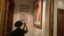 Pelayat memotret koleksi foto dan lukisan di rumah duka Presiden ke-3 RI BJ Habibie, Patra Kuningan, Jakarta, Rabu (11/9/2019). BJ Habibie meninggal karena gagal jantung dan menua. (Liputan6.com/Angga Yuniar)