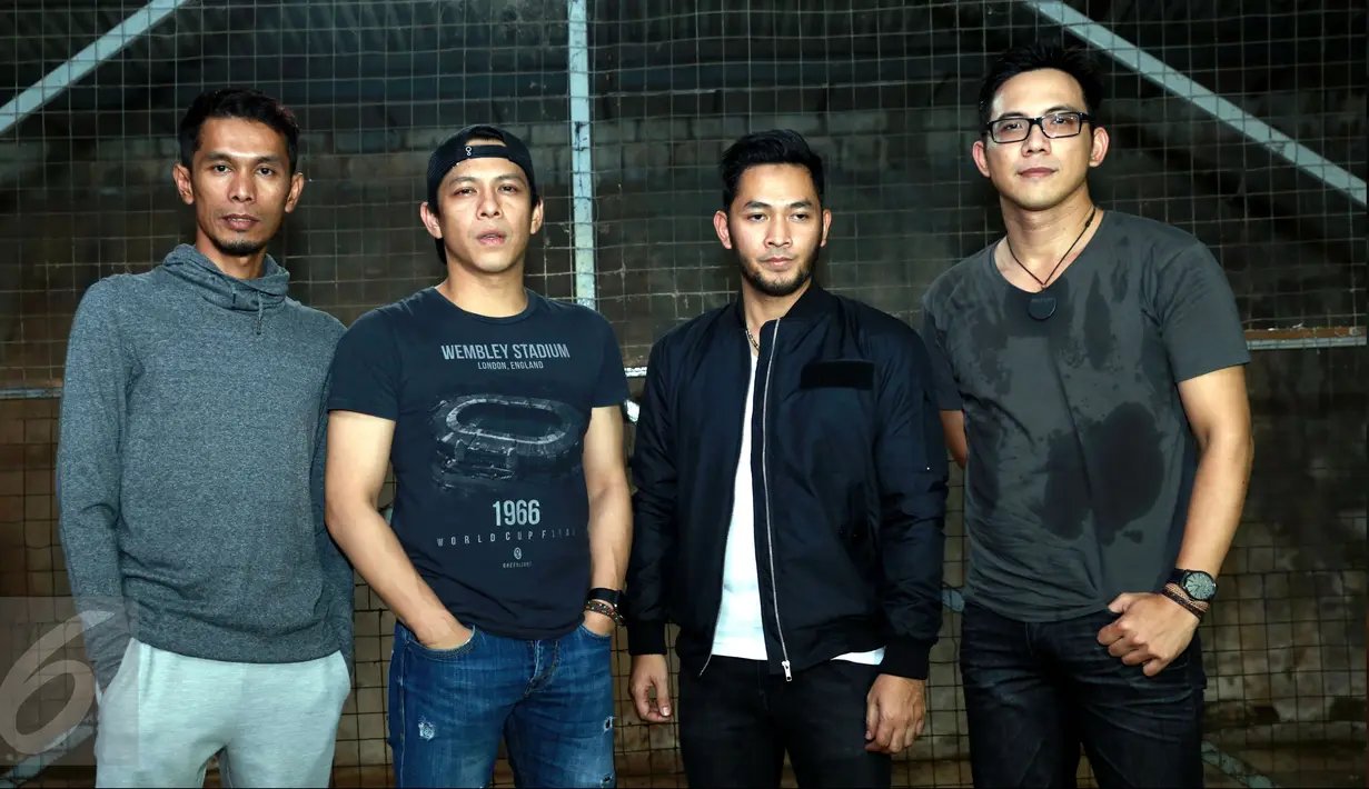 Band NOAH kembali menggarap video klip untuk single Suara Pikiranku yang terangkum di album Second Chance, di kawasan Narogong, Bekasi, Jawa Barat, (8/7/2015). Kostum apocalyptic menjadi gaya NOAH pada video klip ini. (Liputan6.com/Panji Diksana)
