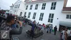 Pengunjung berfoto di depan meriam di kawasan wisata Kota Tua, Jakarta, Senin (12/12). Kota Tua masih menjadi salah satu destinasi wisata bagi warga Jakarta dan sekitarnya untuk menghabiskan waktu liburan. (Liputan6.com/Immanuel Antonius)