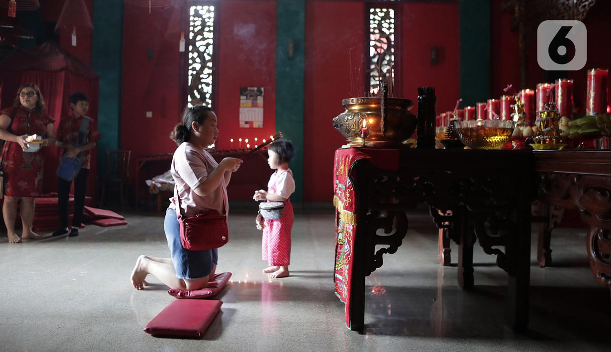 Warga keturunan Tionghoa melakukan sembahyang Tahun Baru Imlek 2571 di Klenteng Kong Miao, Taman Mini Indonesia Indah, Jakarta Timur, Sabtu (25/1/2020). Perayaan imlek tahun ini merupakan tahun Tikus Logam yang melambangkan kesuburan dan kekayaan dan waktu yang baru. (Liputan6.com/Herman Zakharia)