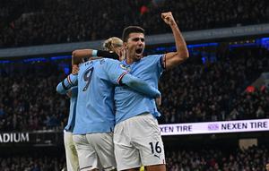 Gelandang Manchester City, Rodri (kanan) merayakan dengan penyerang Erling Haaland setelah mencetak gol ke gawang Aston Villa selama pertandingan lanjutan Liga Premier Inggris di Stadion Etihad di Manchester, barat laut Inggris (13/2/2023). Kemenangan ini membuat Man City menempel Arsenal yang ada di puncak klasemen. (AFP/Paul Ellis)