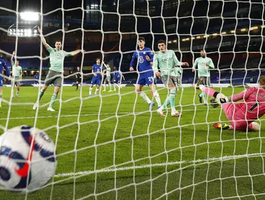 Pemain Everton Ben Godfrey (tengah) mencetak gol bunuh diri saat melawan Chelsea pada pertandingan Liga Inggris di Stadion Stamford Bridge, London, Inggris, Senin (8/3/2021). Chelsea menang 2-0. (John Sibley/Pool via AP)