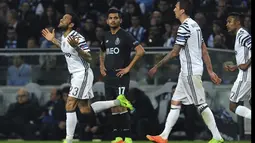 Selebrasi Dani Alves (kiri) usai mencetak gol kemenangan untuk timnnya saat melawan FC Porto pada babak 16 besar Liga Champions di Dragao stadium, Porto, (22/2/2017). (AP/Paulo Duarte)