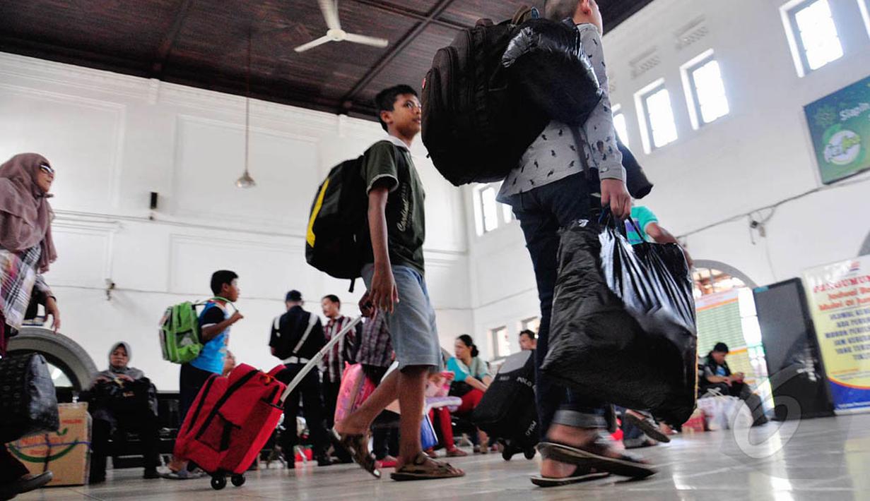 Para penumpang turun dari kereta lengkap dengan membawa barang bawaannya masing-masing menuju pintu keluar stasiun, Jakarta, Jumat (1/8/14). (Liputan6.com/Faizal Fanani)