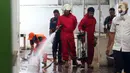 Petugas menyemprotkan air saat membersihkan ruangan di MTsN 19 Pondok Labu, Jakarta, Jumat (7/10/2022). Petugas PPSU, Satpol PP, dan Dinas Pemadam Kebakaran membersihkan ruang kelas, kantin, dan fasilitas lainnya usai terendam banjir pada Kamis sore kemarin. (Liputan6.com/Herman Zakharia)