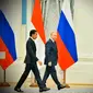 Presiden Joko Widodo (kiri) bersama Presiden Rusia Vladimir Putin usai menyampaikan pernyataan bersama di Istana Kremlin, Moskow, Rusia, Kamis (30/6/2022). Sebelum ke Rusia, Jokowi juga ke Ukraina pada Rabu (29/6). Dalam lawatan itu, Jokowi bertemu dengan Presiden Volodymyr Zelensky. (FOTO: Biro Pers Sekretariat Presiden)